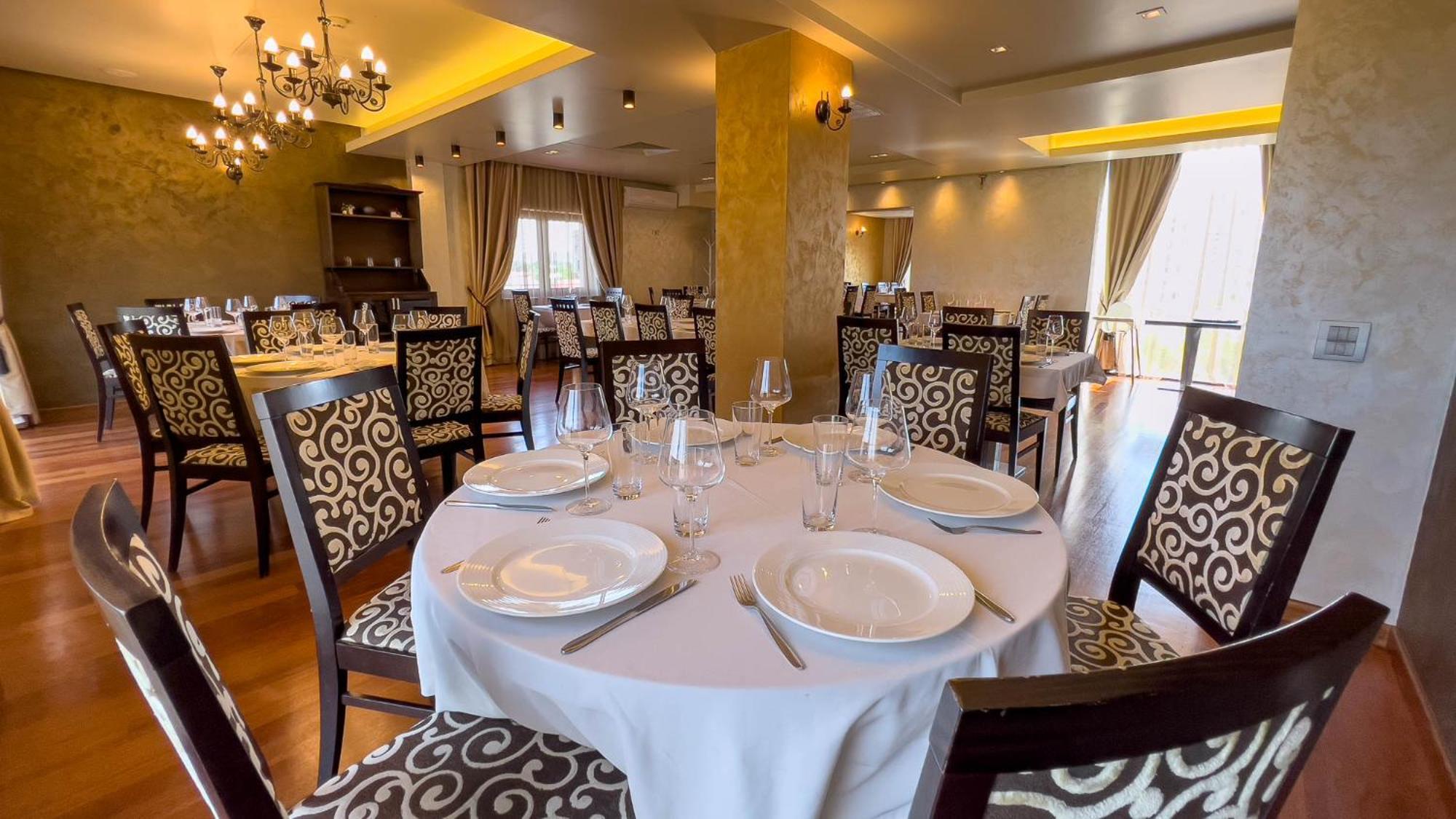 Hotel Tolea Targoviste Luaran gambar